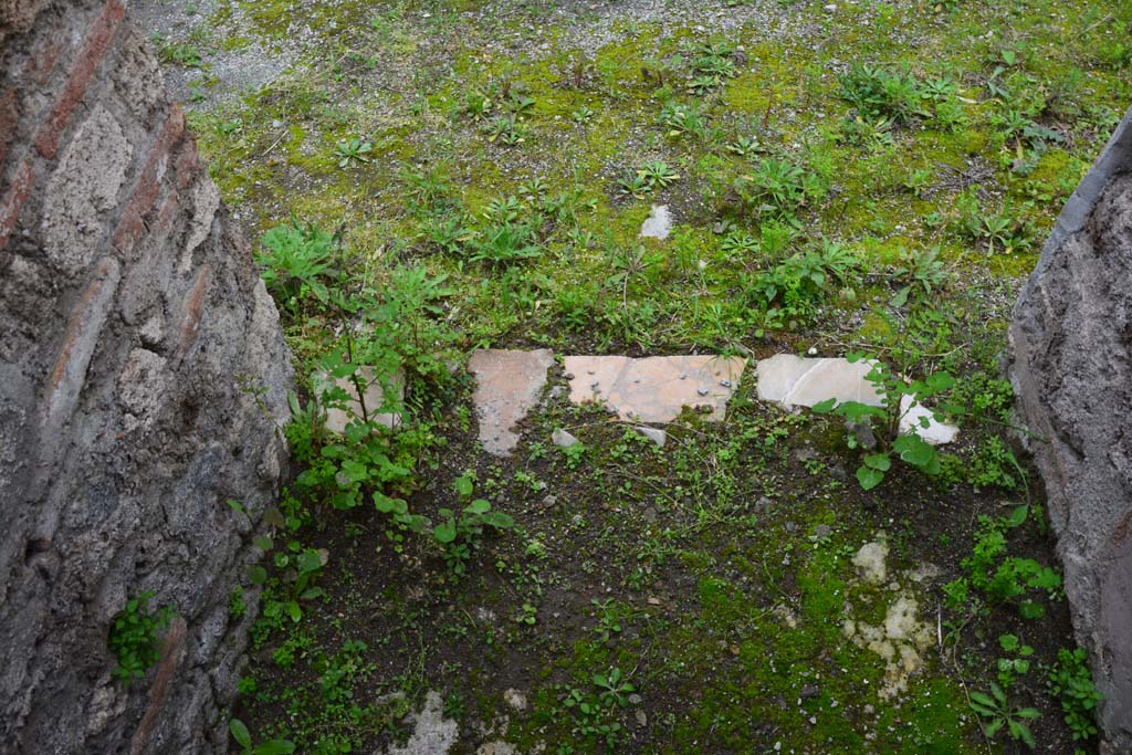 IX.5.6 Pompeii. March 2017. Room v, looking east through doorway towards threshold. 
Foto Christian Beck, ERC Grant 681269 DCOR.

