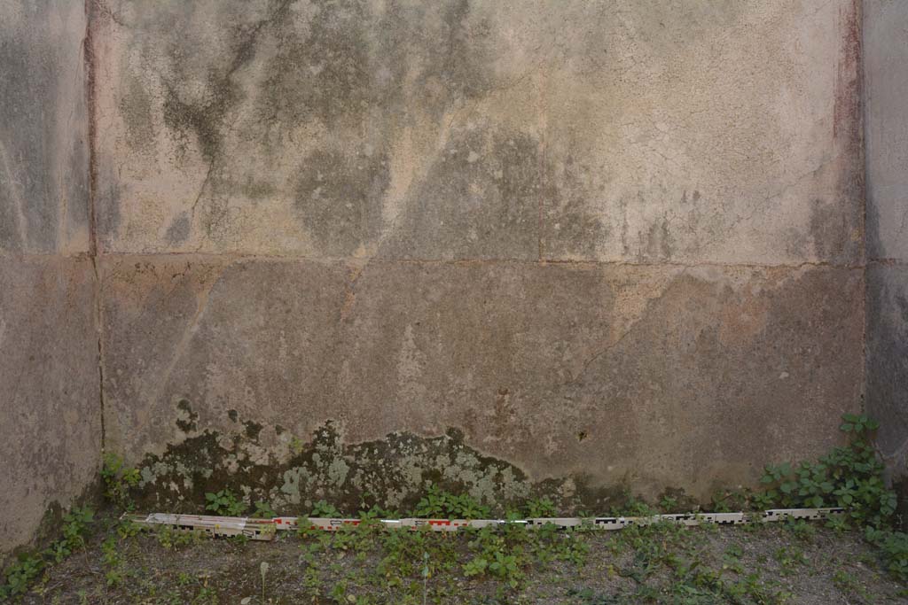 IX.5.6 Pompeii. May 2017. Room r, detail of lower south wall.
Foto Christian Beck, ERC Grant 681269 DCOR.
