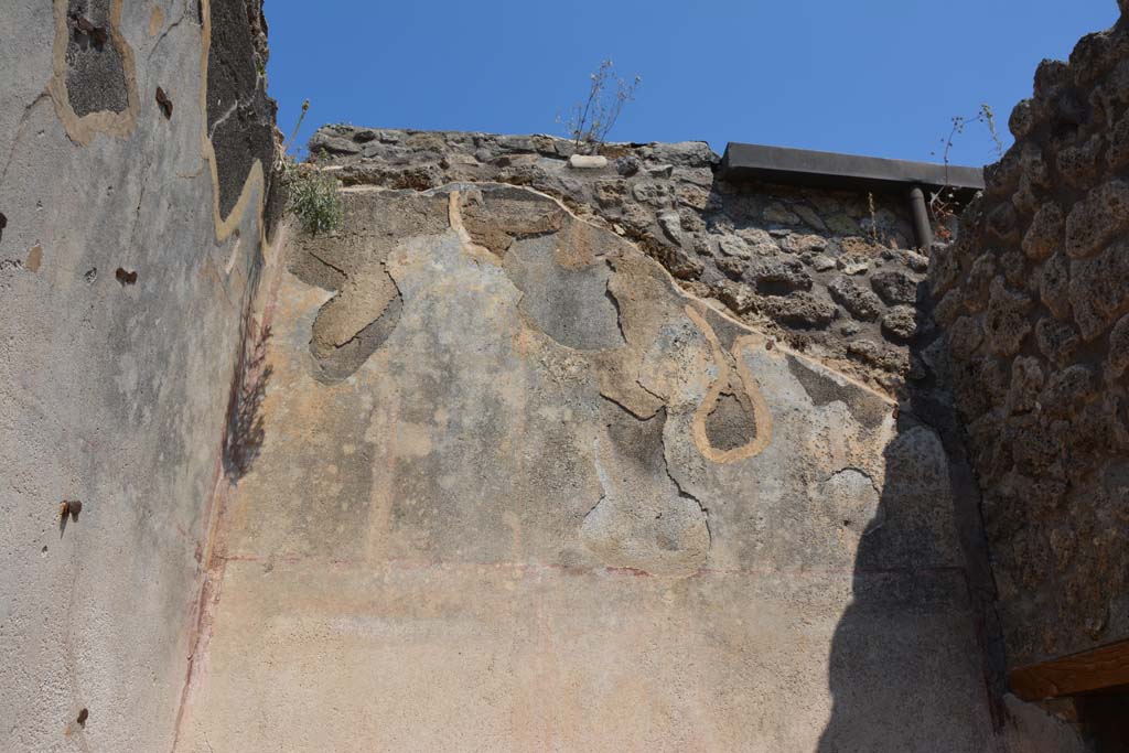 IX.5.6 Pompeii. May 2017. Room r, upper north-west corner and north wall.
Foto Christian Beck, ERC Grant 681269 DCOR.
