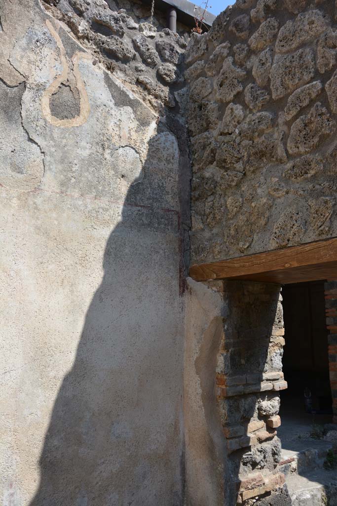 IX.5.6 Pompeii. May 2017. Room r, upper north-east corner above doorway.
Foto Christian Beck, ERC Grant 681269 DCOR.


