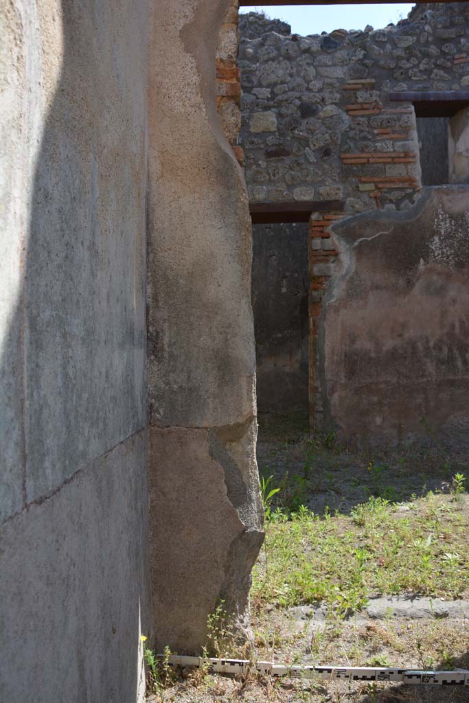 IX.5.6 Pompeii. May 2017. Room r, lower east wall in north-east corner and doorway.
Foto Christian Beck, ERC Grant 681269 DCOR.
