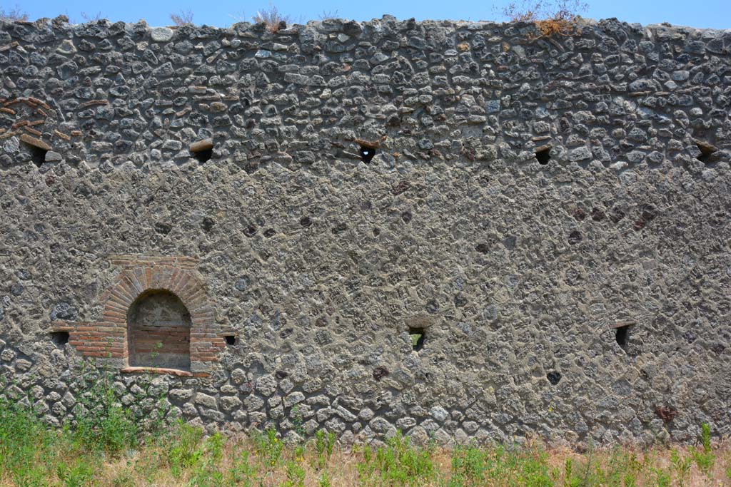 IX.5.6 Pompeii. May 2017. Room u, looking towards east wall of garden area with niche.  
Foto Christian Beck, ERC Grant 681269 DÉCOR.
