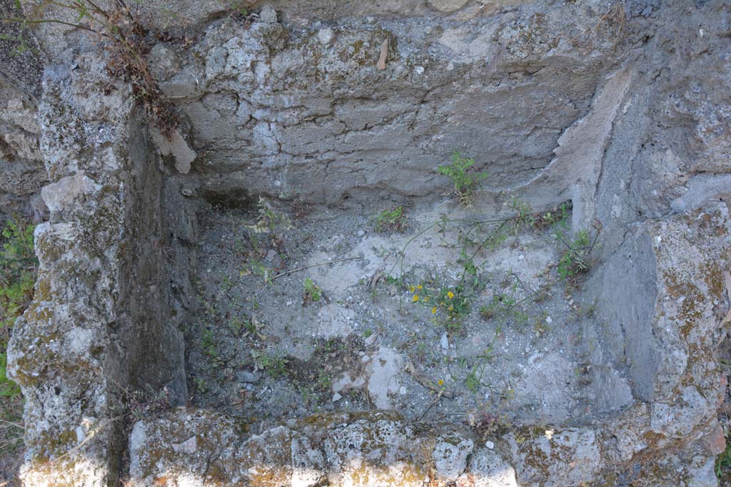 IX.5.6 Pompeii. May 2017. Room u, looking west to interior of masonry basin.    
Foto Christian Beck, ERC Grant 681269 DÉCOR.
