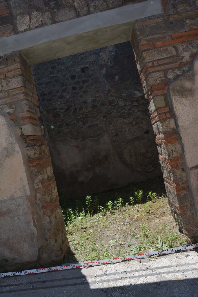 IX.5.6 Pompeii. May 2017. Room b, looking west through doorway.
Foto Christian Beck, ERC Grant 681269 DCOR.
