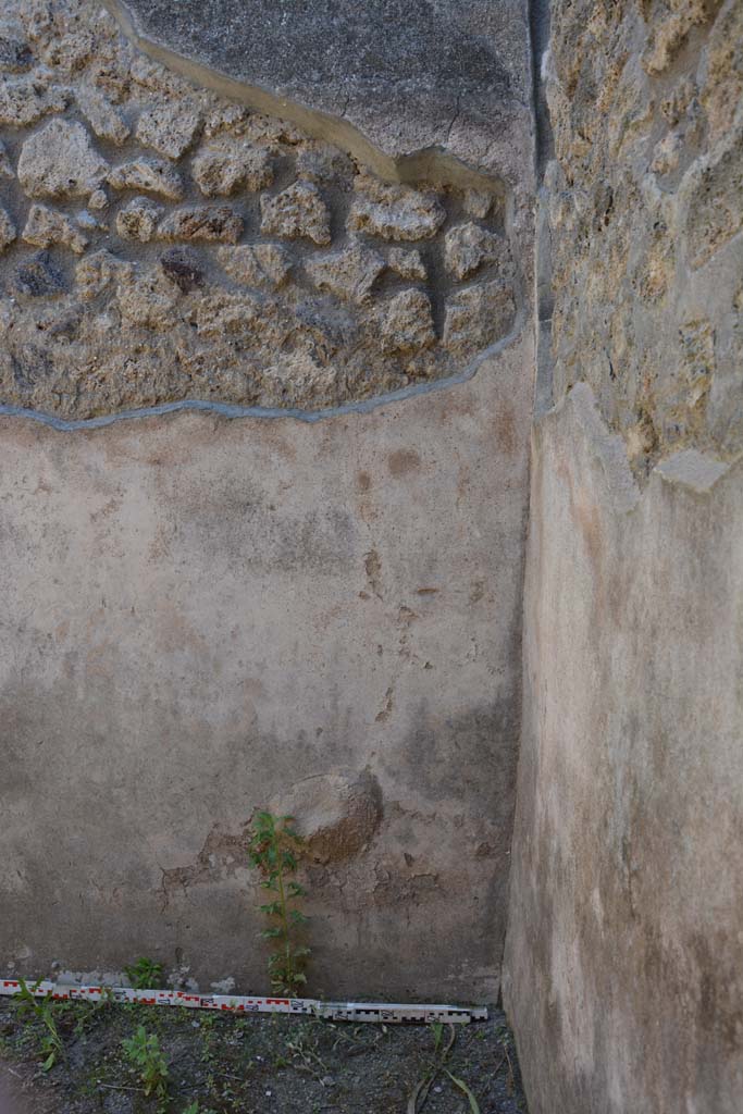 IX.5.6 Pompeii. May 2017. Room b, south wall in south-west corner
Foto Christian Beck, ERC Grant 681269 DCOR.
