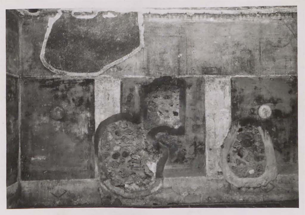 IX.5.6 Pompeii. Pre-1942. Room 5, painted decoration on west wall of ala.
See Warscher, T. 1942. Catalogo illustrato degli affreschi del Museo Nazionale di Napoli. Sala LXXX. Vol.2. Rome, Swedish Institute.
