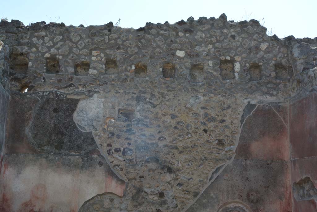 IX.5.6 Pompeii. May 2017. West ala d, upper west wall with holes for support beams for an upper floor.
Foto Christian Beck, ERC Grant 681269 DCOR.
