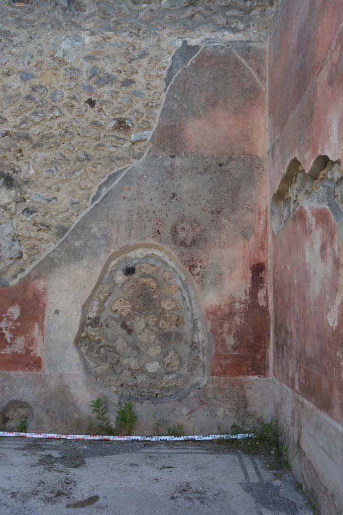 IX.5.6 Pompeii. May 2017. West ala d, west wall at north end.
Foto Christian Beck, ERC Grant 681269 DCOR.
