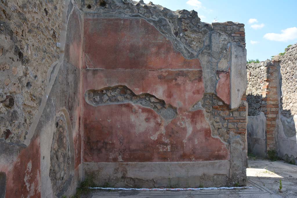 IX.5.6 Pompeii. May 2017. West ala d, looking towards north-west corner and north wall, with atrium on the right.
Foto Christian Beck, ERC Grant 681269 DCOR.
