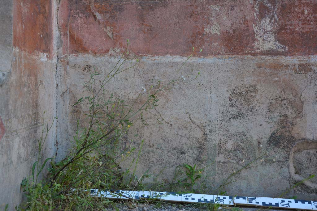 IX.5.6 Pompeii. May 2017. West ala d, north-west corner, detail of black zoccolo on north wall.
Foto Christian Beck, ERC Grant 681269 DCOR.
