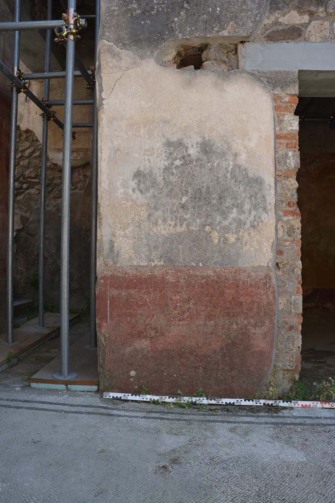 IX.5.6 Pompeii. May 2017. Area c, atrium, pilaster on south side of doorway to room h.
Foto Christian Beck, ERC Grant 681269 DCOR.
