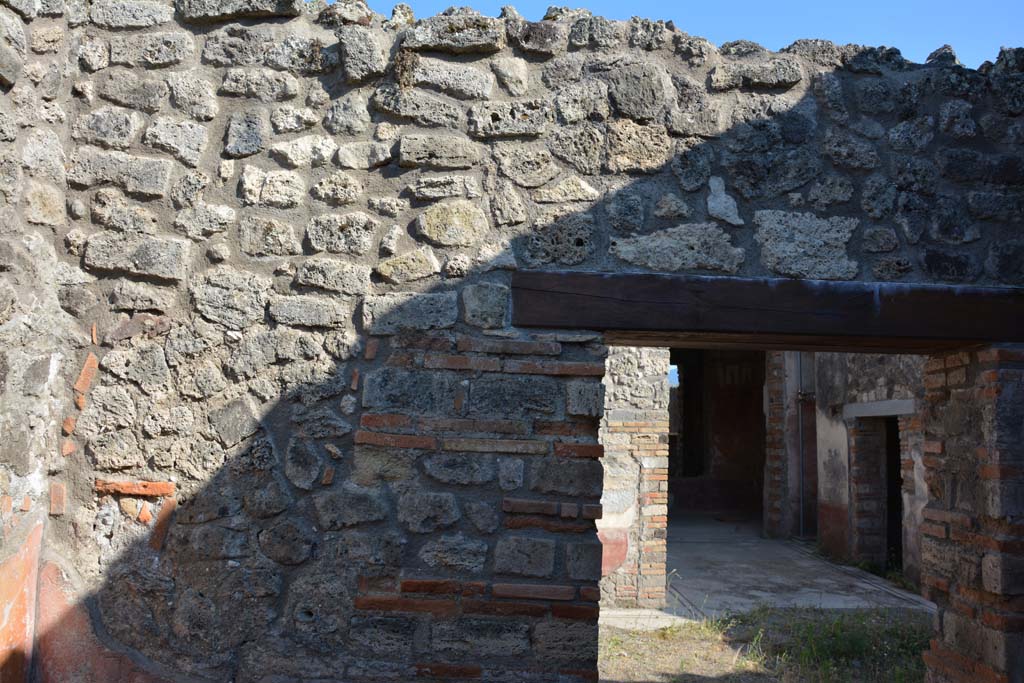 IX.5.6 Pompeii. May 2017. Room f, upper south wall at east end.
Foto Christian Beck, ERC Grant 681269 DCOR.
