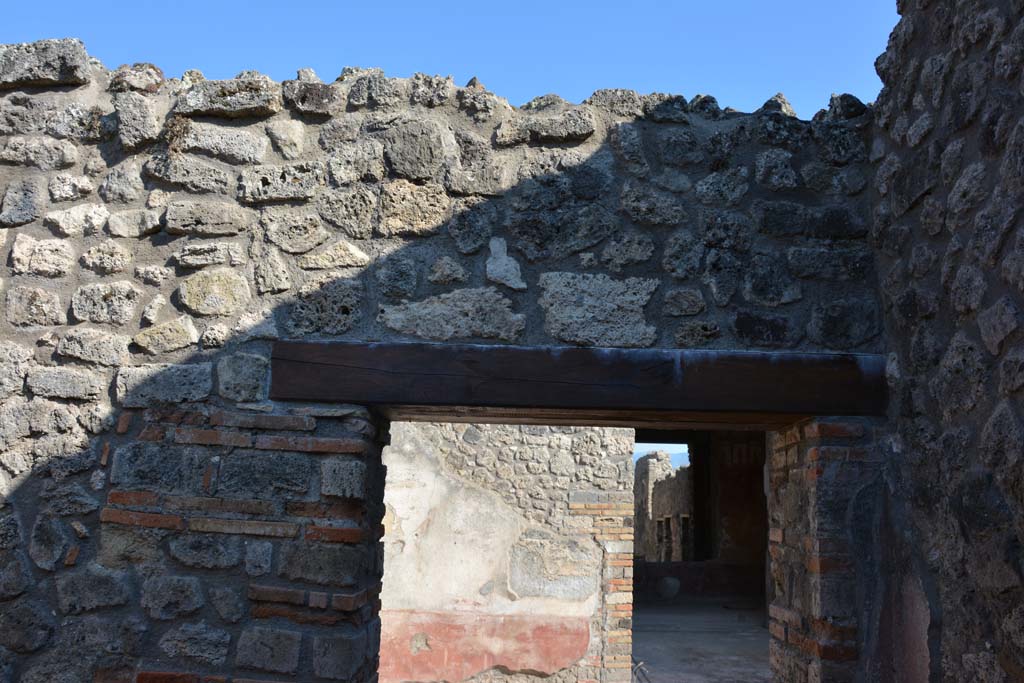 IX.5.6 Pompeii. May 2017. Room f, upper south wall above doorway to east ala e. 
Foto Christian Beck, ERC Grant 681269 DCOR.
