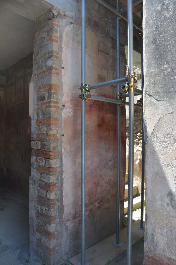 IX.5.6 Pompeii. May 2017. 
Room k, (west side), looking towards south wall and south-west towards steps at f.
The doorway to the tablinum is on the left. 
Foto Christian Beck, ERC Grant 681269 DCOR.
