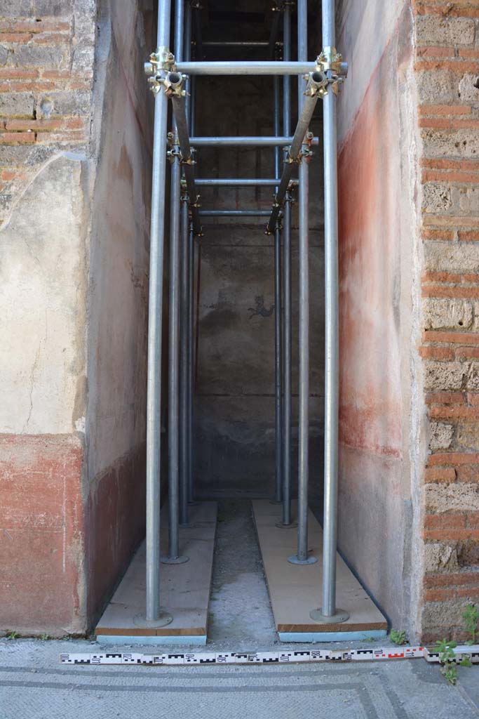 IX.5.6 Pompeii. May 2017. 
Room k, (east side), looking east along corridor on north-east side of tablinum, turning south to the rear of house.  
Foto Christian Beck, ERC Grant 681269 DCOR.

