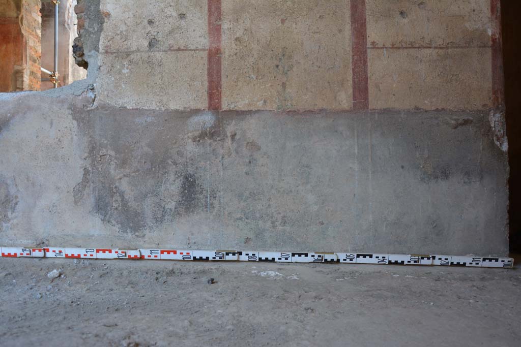 IX.5.6 Pompeii. May 2017. Room l (L), zoccolo on north wall at east end, with corridor, on right. 
Foto Christian Beck, ERC Grant 681269 DCOR.
