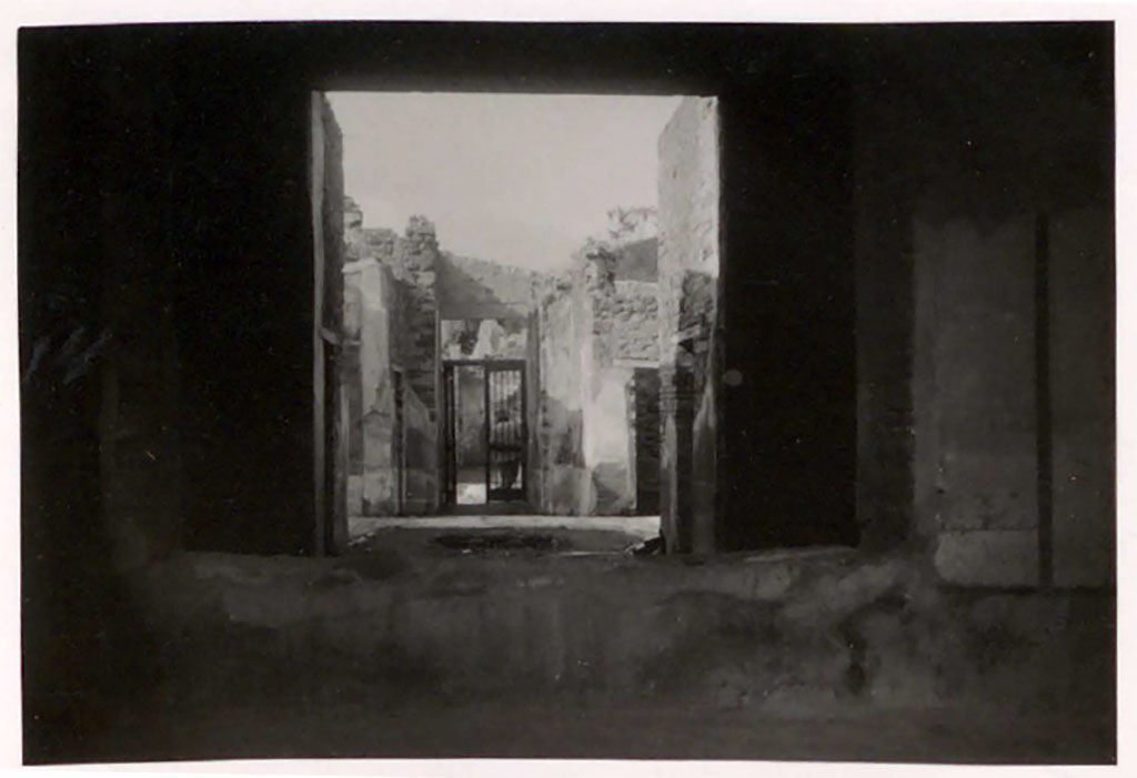 IX.5.6. Pompeii. Pre-1942. Looking north from tablinum across atrium to entrance doorway.
See Warscher, T. 1942. Catalogo illustrato degli affreschi del Museo Nazionale di Napoli. Sala LXXX. Vol.2. Rome, Swedish Institute.
DAIR 40.810.  Photo  Deutsches Archologisches Institut, Abteilung Rom, Arkiv.
