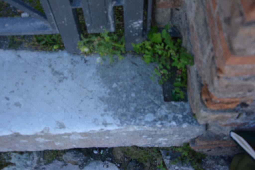 IX.5.6 Pompeii. March 2017. Doorway threshold at west end. 
Foto Christian Beck, ERC Grant 681269 DÉCOR.
