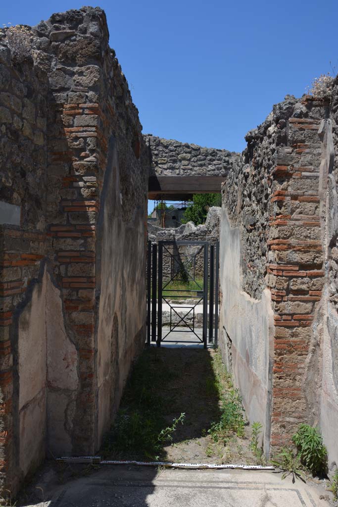 IX.5.6 Pompeii. May 2017. Room a, looking north to entrance doorway.
Foto Christian Beck, ERC Grant 681269 DÉCOR.
