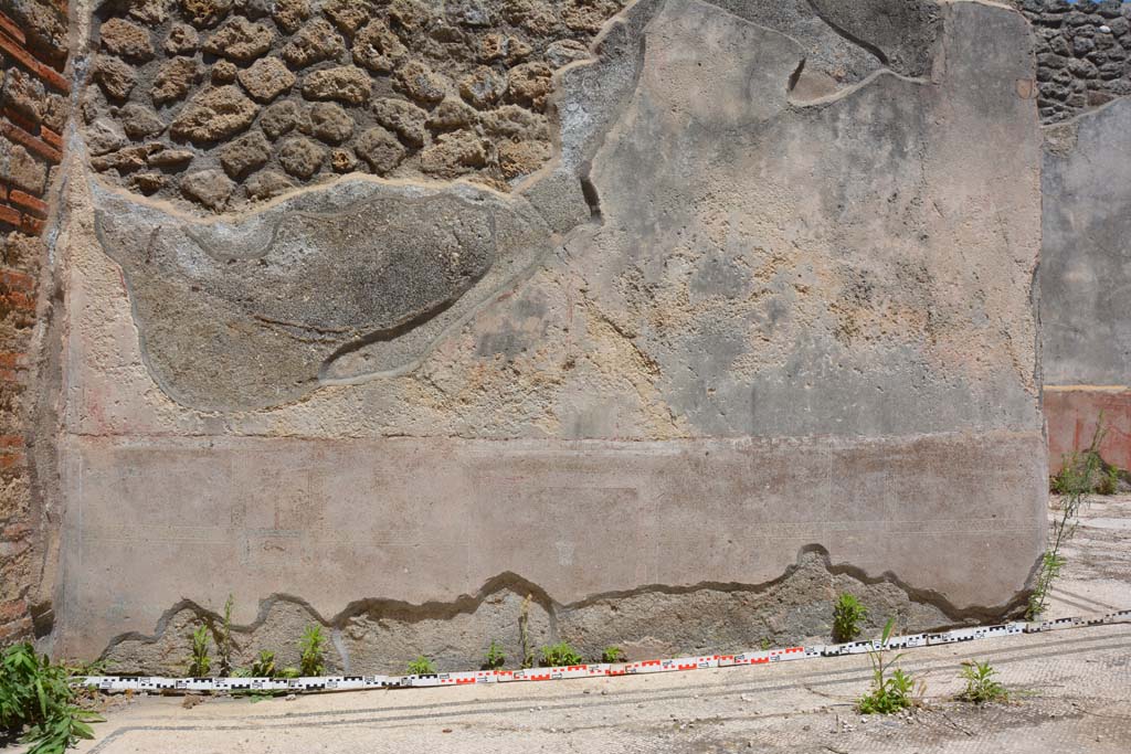 IX.5.6 Pompeii. May 2017. Room a, looking towards east wall.
Foto Christian Beck, ERC Grant 681269 DÉCOR.
According to PPM –
The zoccolo would have been painted black. 
The middle zone of the wall was painted viola and showed panels divided vertically by candelabra and separated by a narrow compartment. 
See Carratelli, G. P., 1990-2003. Pompei: Pitture e Mosaici. IX. (9). Roma: Istituto della enciclopedia italiana, (p.408).
