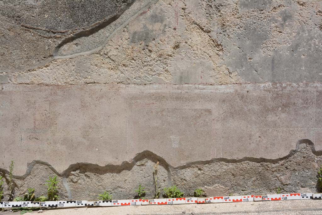 IX.5.6 Pompeii. May 2017. Room a, detail of painted decoration on zoccolo of east wall. 
Foto Christian Beck, ERC Grant 681269 DÉCOR.
According to PPM –
In the centre of the black zoccolo was a painted metal bucket.
See Carratelli, G. P., 1990-2003. Pompei: Pitture e Mosaici. IX. (9). Roma: Istituto della enciclopedia italiana, (p.410).
