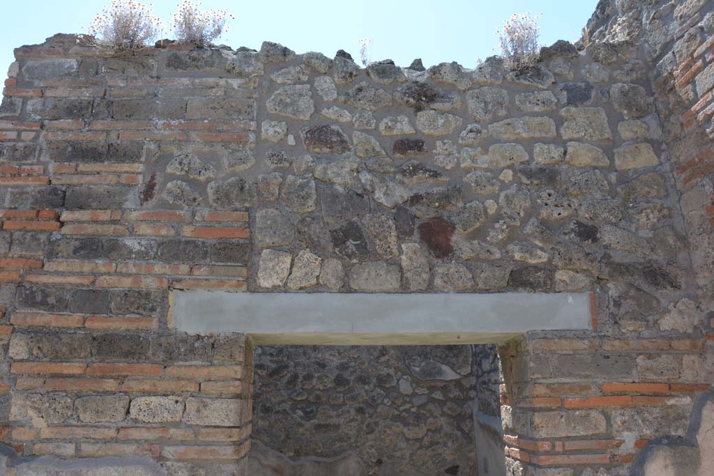 IX.5.6 Pompeii. May 2017. Room a, west side above doorway to room b.
Foto Christian Beck, ERC Grant 681269 DÉCOR.

