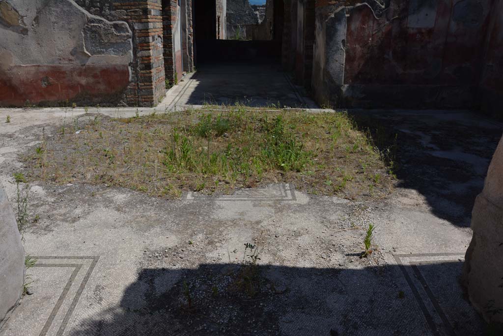 IX.5.6 Pompeii. May 2017. Atrium c, looking south across impluvium from end of entrance corridor a. 
Foto Christian Beck, ERC Grant 681269 DÉCOR.
