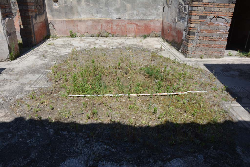 IX.5.6 Pompeii. May 2017. Atrium c, looking east across impluvium. 
Foto Christian Beck, ERC Grant 681269 DÉCOR.
