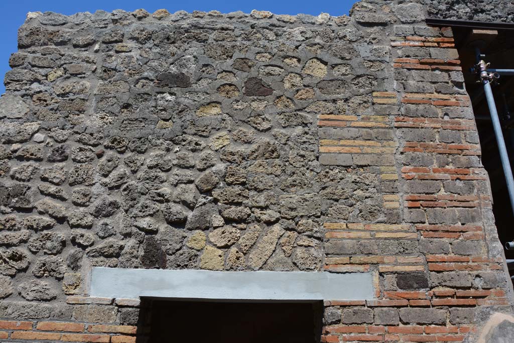 IX.5.6 Pompeii. May 2017. Area c’, east wall above doorway to room g
Foto Christian Beck, ERC Grant 681269 DÉCOR.
