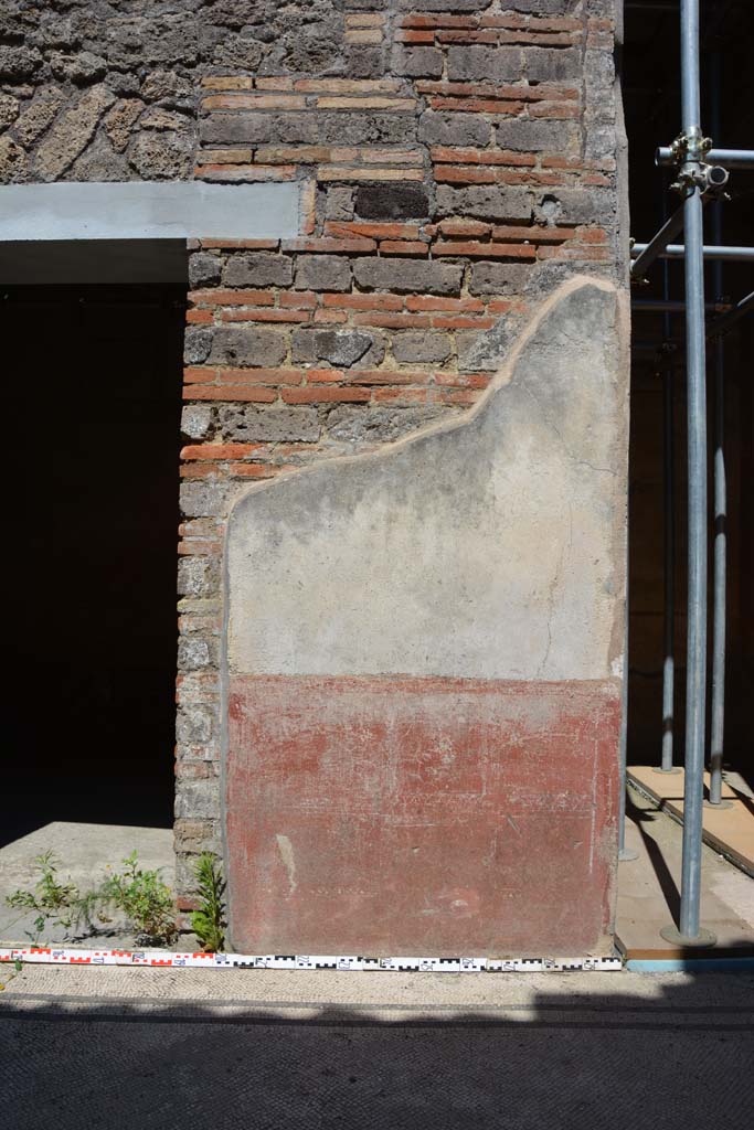 IX.5.6 Pompeii. May 2017. Area c’, detail of pilaster on south side of doorway to room g
Foto Christian Beck, ERC Grant 681269 DÉCOR.

