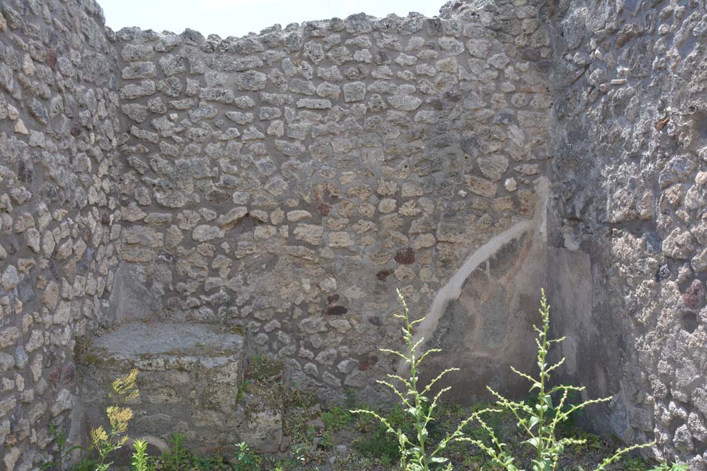 IX.5.7 Pompeii. May 2017. Looking towards south wall with base of steps in south-east corner.
Foto Christian Beck, ERC Grant 681269 DCOR.
