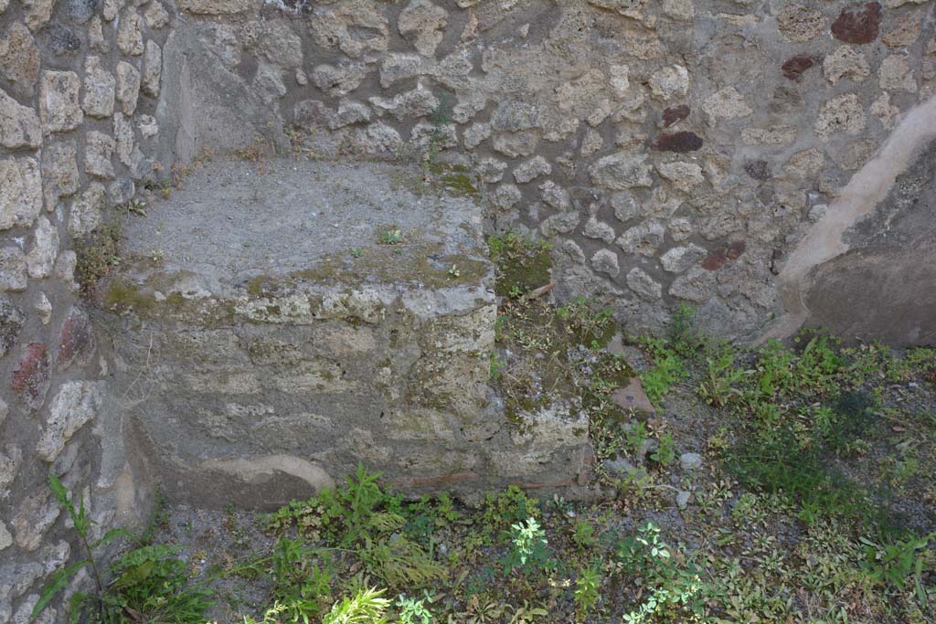 IX.5.7 Pompeii. May 2017. Detail of north side of base of steps to upper floor.
Foto Christian Beck, ERC Grant 681269 DCOR.
