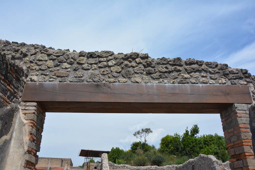 IX.5.7 Pompeii. May 2017. Upper north wall above entrance doorway.
Foto Christian Beck, ERC Grant 681269 DCOR.
