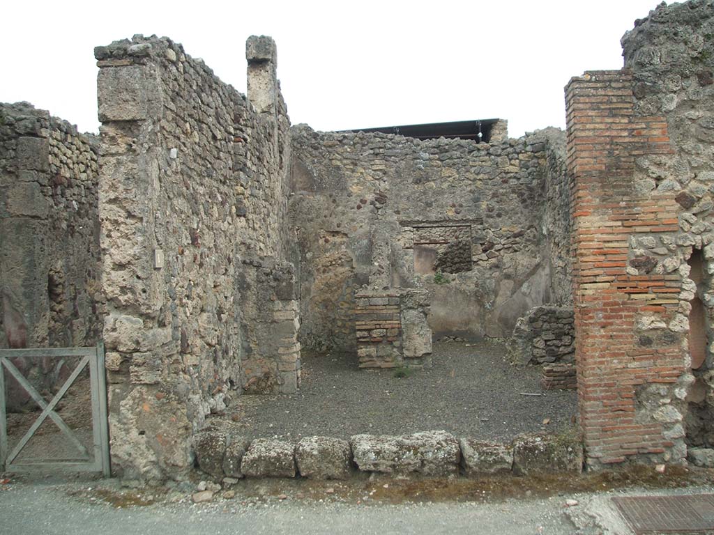 IX.5.8 Pompeii. May 2005. Entrance to shop, looking south on Via di Nola.