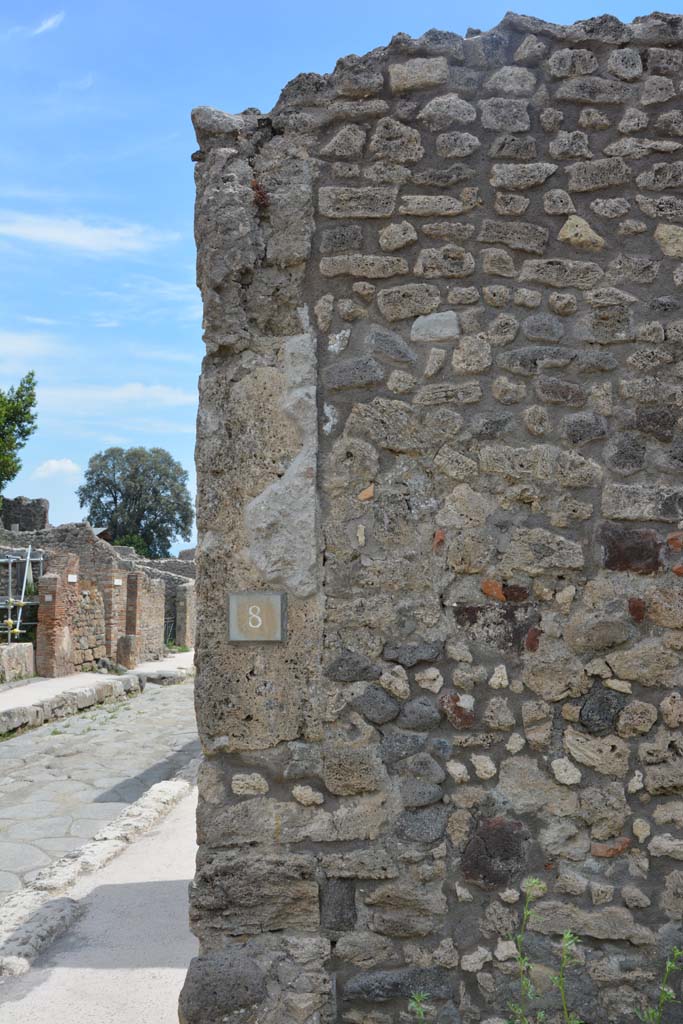 IX.5.8 Pompeii. May 2017. Looking towards pilaster on east side of entrance doorway.
Foto Christian Beck, ERC Grant 681269 DCOR.

