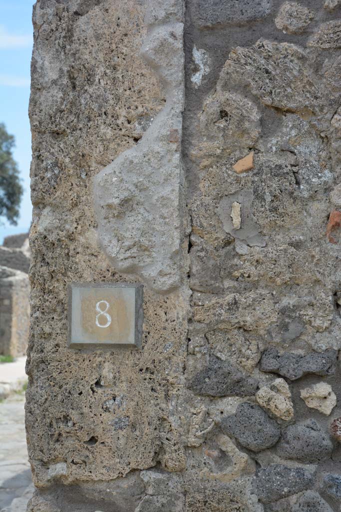 IX.5.8 Pompeii. May 2017. Detail of pilaster on east side of entrance doorway.
Foto Christian Beck, ERC Grant 681269 DCOR.
