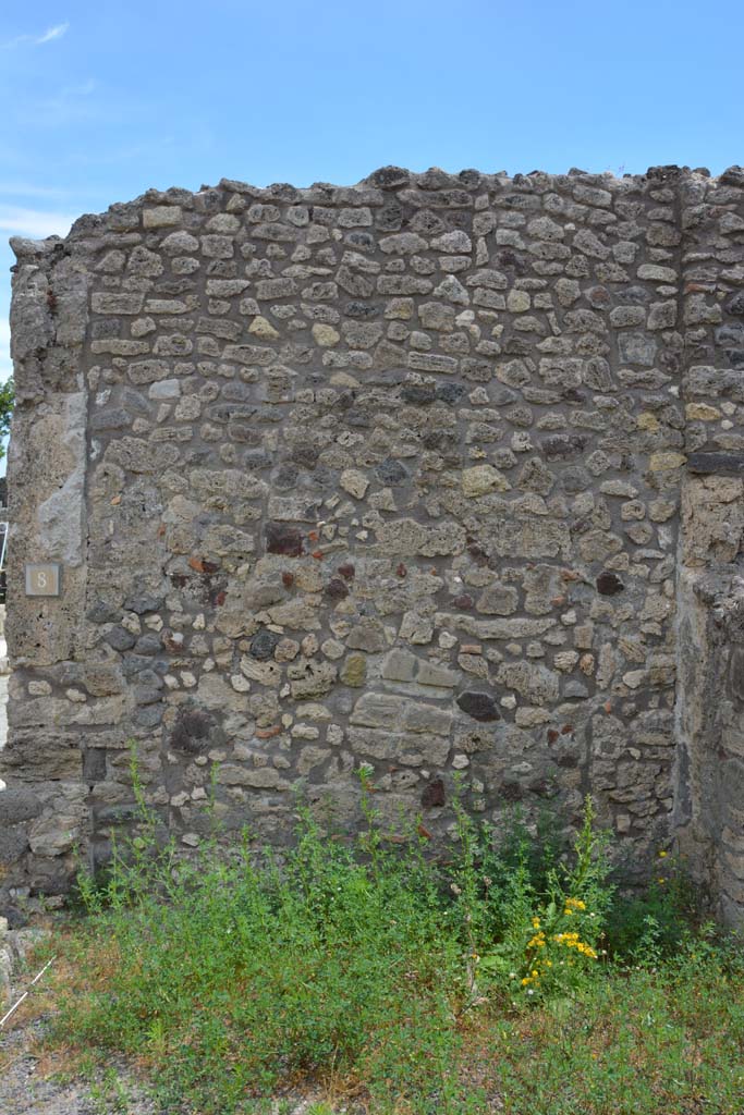 IX.5.8 Pompeii. May 2017. Looking towards east wall of shop-room.
Foto Christian Beck, ERC Grant 681269 DCOR.

