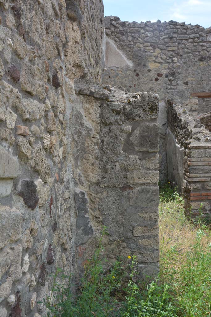 IX.5.8 Pompeii. May 2017. Pilaster against east wall dividing shop-room and rear room.
Foto Christian Beck, ERC Grant 681269 DCOR.

