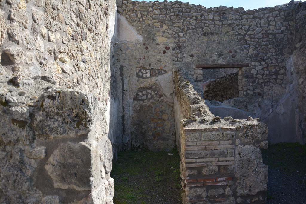 IX.5.8, Pompeii. March 2017. Looking south towards small room in south-east corner.
Foto Christian Beck, ERC Grant 681269 DCOR.

