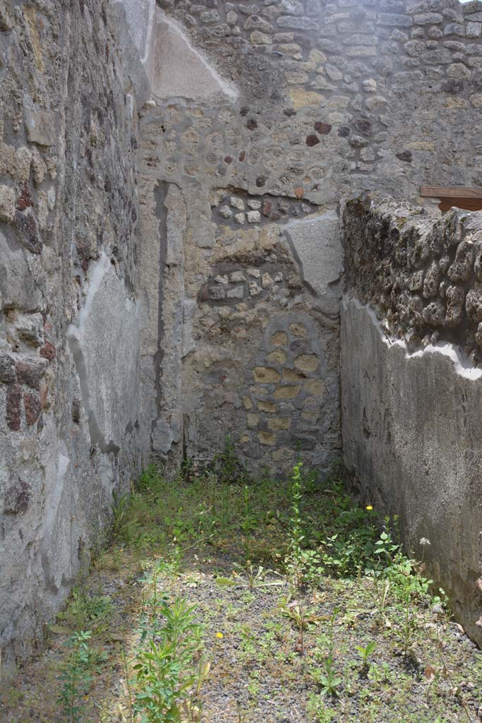 IX.5.8 Pompeii. May 2017. Looking south in small room in south-east corner.
Foto Christian Beck, ERC Grant 681269 DCOR.
