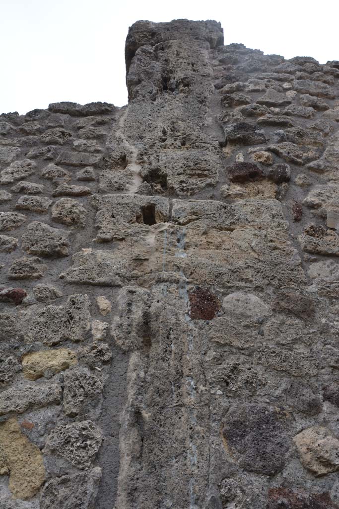 IX.5.8 Pompeii. May 2017. Upper east wall.
Foto Christian Beck, ERC Grant 681269 DCOR. 
