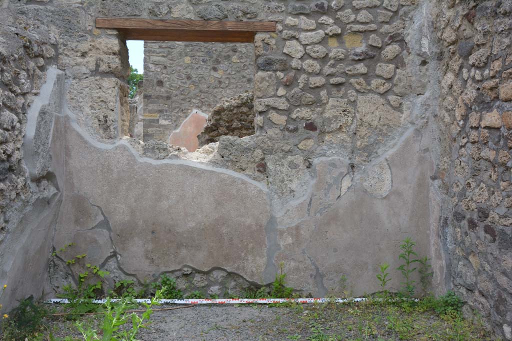 IX.5.8 Pompeii. May 2017. Looking towards lower south wall with window into IX.5.9.
Foto Christian Beck, ERC Grant 681269 DCOR.
