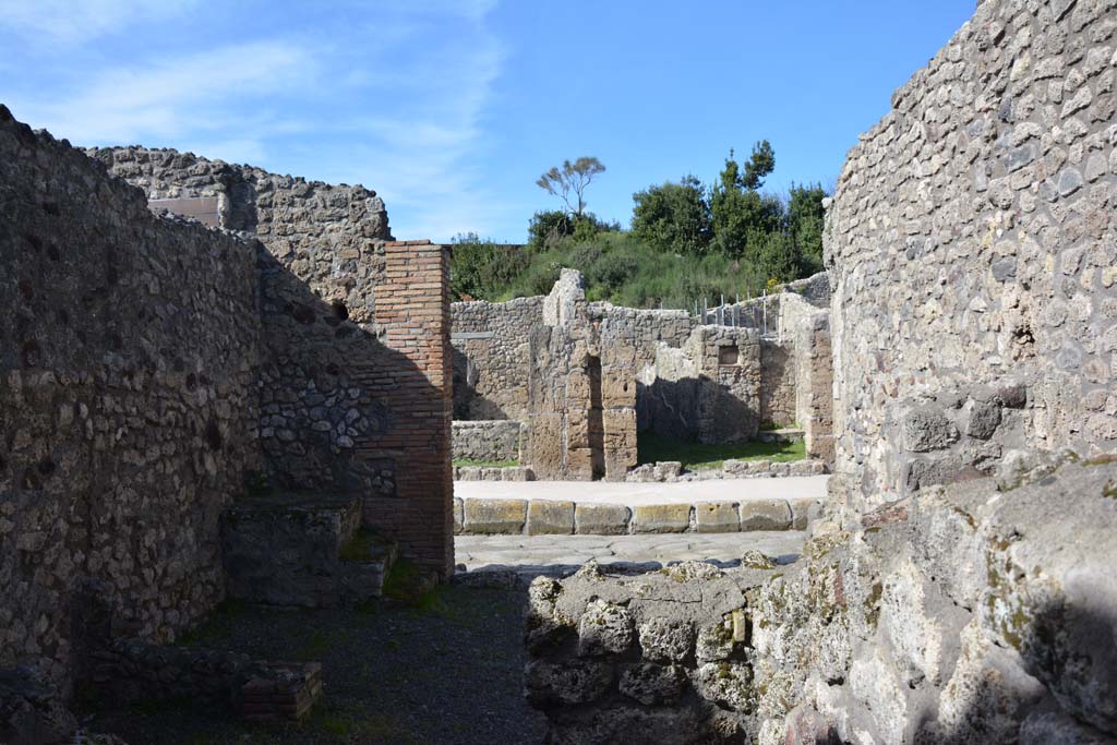 IX.5.8, Pompeii. March 2017. Looking north from rear room towards doorway onto Via di Nola. 
Foto Christian Beck, ERC Grant 681269 DCOR.

