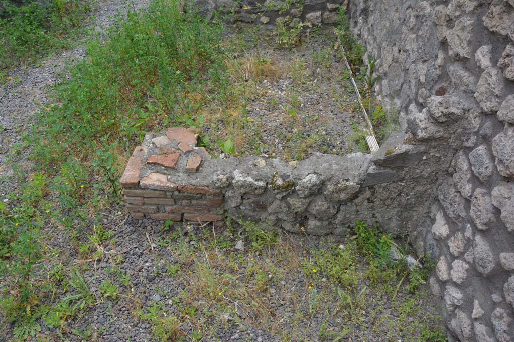 IX.5.8 Pompeii. May 2017. Looking south from shop-room towards room in centre against west wall.
Foto Christian Beck, ERC Grant 681269 DCOR.

