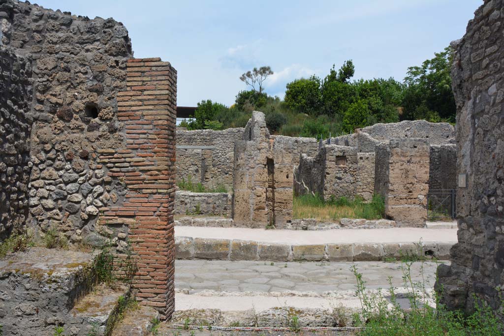 IX.5.8 Pompeii. May 2017. Looking north towards entrance doorway onto Via di Nola. 
Foto Christian Beck, ERC Grant 681269 DCOR.
