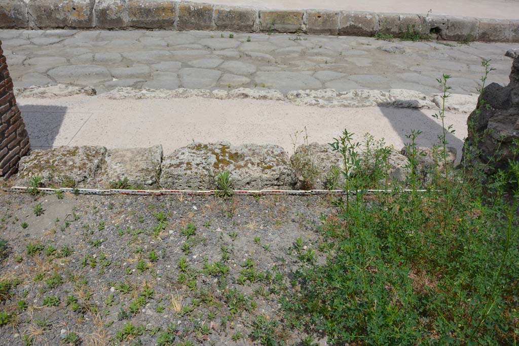 IX.5.8 Pompeii. May 2017. Doorway threshold onto Via di Nola.
Foto Christian Beck, ERC Grant 681269 DCOR.

