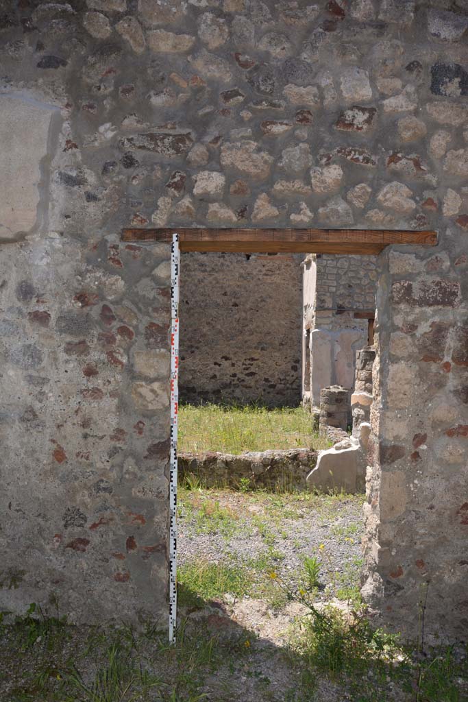 IX.5.9 Pompeii. May 2017. 
Room m, west wall at south end, with a doorway to east portico k.
Foto Christian Beck, ERC Grant 681269 DCOR.
