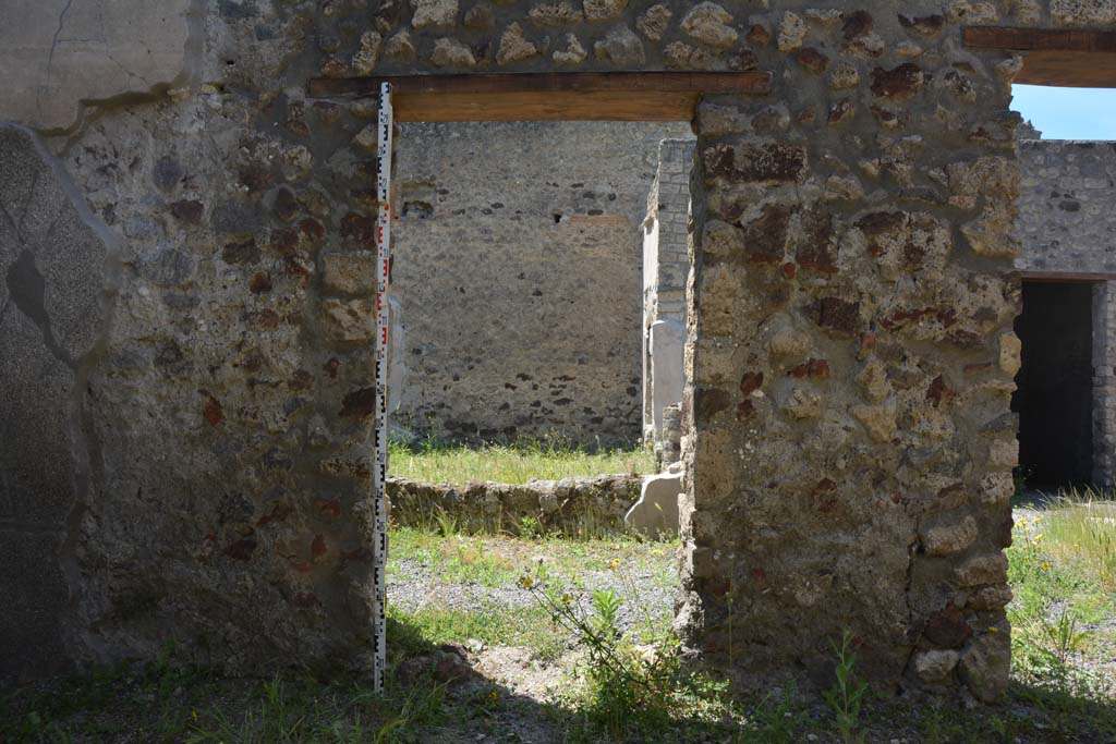 IX.5.9 Pompeii. May 2017. Room m, west wall with a doorway at south end, with pilaster between doorway at north end.
Foto Christian Beck, ERC Grant 681269 DCOR.
