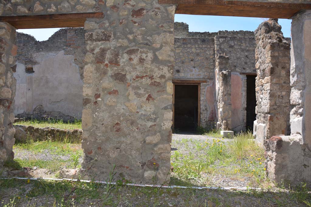 IX.5.9 Pompeii. May 2017. Room m, west wall with two doorways to east portico k.
Foto Christian Beck, ERC Grant 681269 DCOR.

