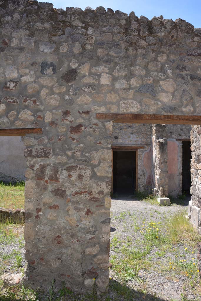 IX.5.9 Pompeii. May 2017. 
Room m, looking towards upper wall above doorways in west wall, looking out onto east portico k.
Foto Christian Beck, ERC Grant 681269 DCOR.
